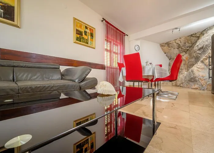 Sara By The Sea In - Ljubljeva *