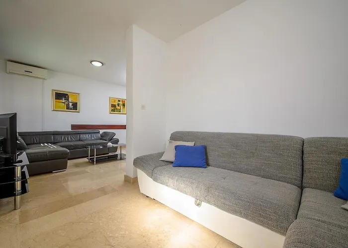 Sara By The Sea In - Ljubljeva